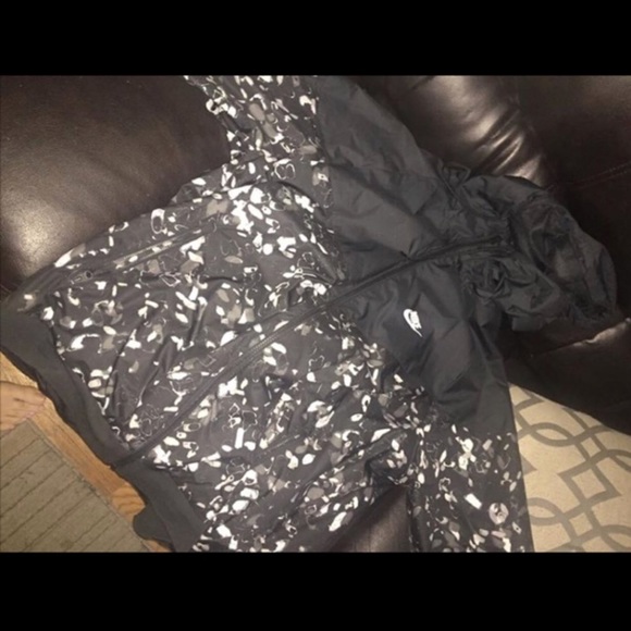 Nike jacket - Picture 1 of 3